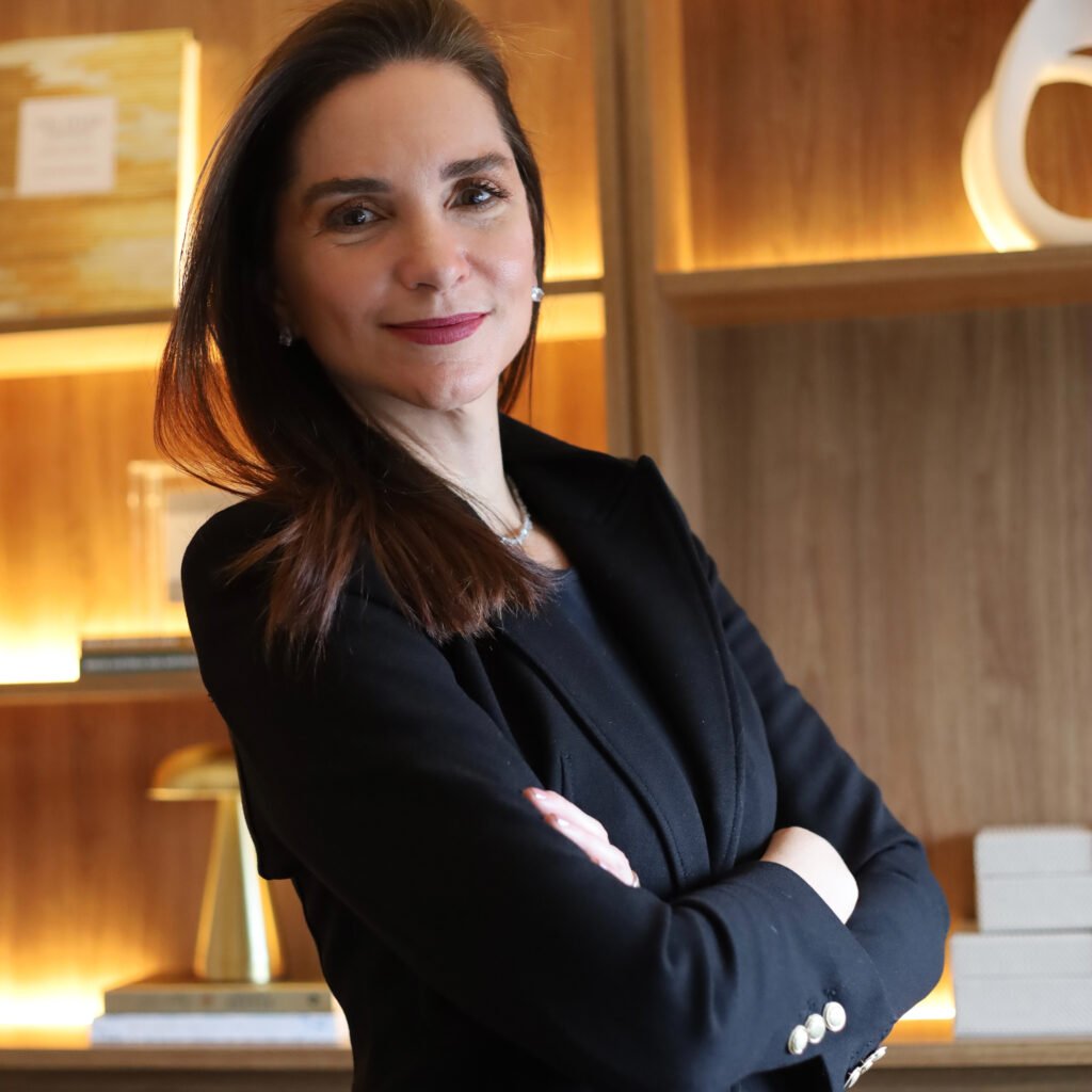 Médica gastroenterologista explicando sobre refluxo gastroesofágico em Brasília